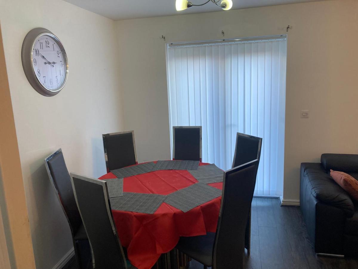 Spacious 4 Bed House, Sleep 8 Short & Long Stay, Free Parking ,5min Drive From Man Stadium Apartment