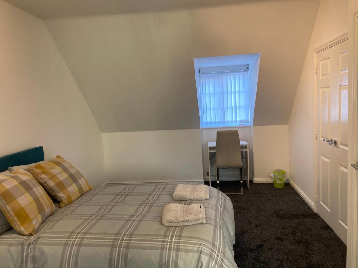 Apartment Spacious 4 Bed House, Sleep 8 Short & Long Stay, Free Parking ,5min Drive From Man Stadium *