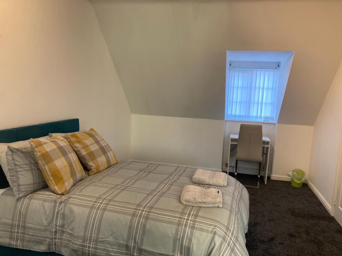 Apartment Spacious 4 Bed House, Sleep 8 Short & Long Stay, Free Parking ,5min Drive From Man Stadium Manchester