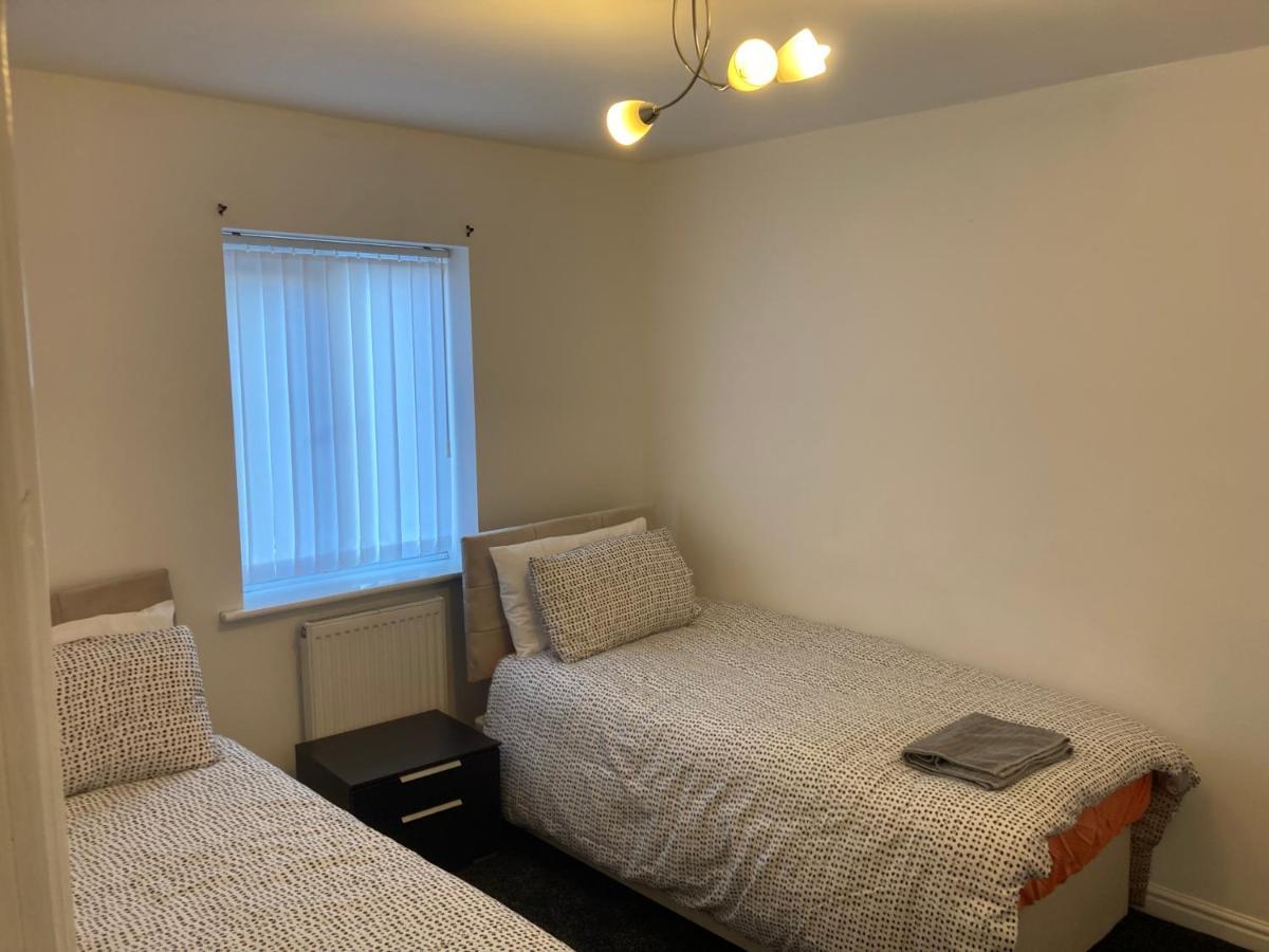 Apartment Spacious 4 Bed House, Sleep 8 Short & Long Stay, Free Parking ,5min Drive From Man Stadium *