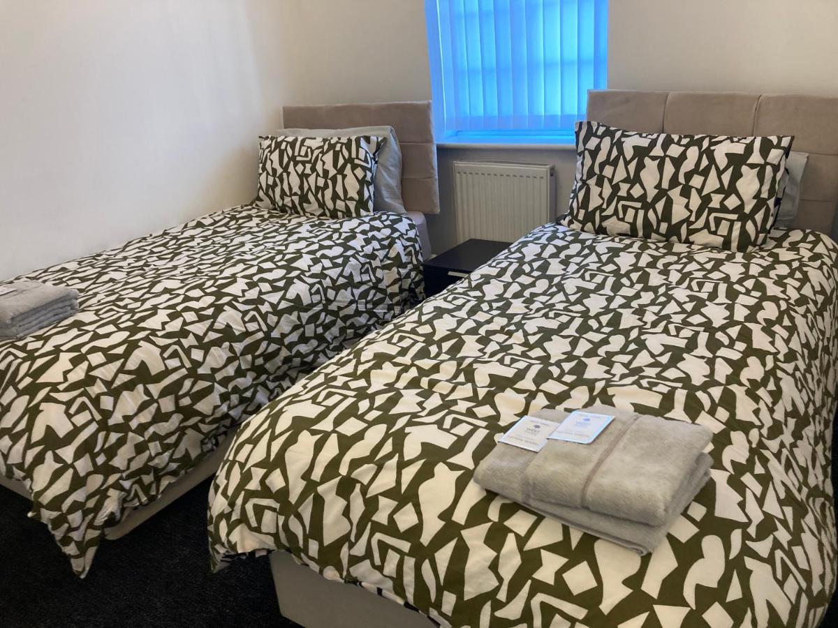 Apartment Spacious 4 Bed House, Sleep 8 Short & Long Stay, Free Parking ,5min Drive From Man Stadium *