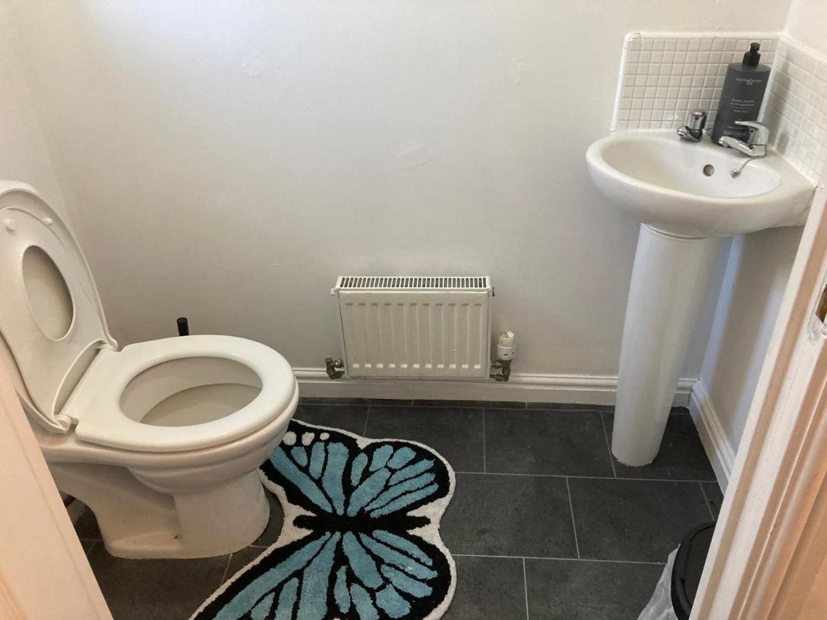 Spacious 4 Bed House, Sleep 8 Short & Long Stay, Free Parking ,5min Drive From Man Stadium Apartment Manchester