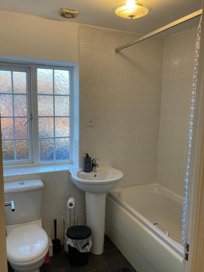 Spacious 4 Bed House, Sleep 8 Short & Long Stay, Free Parking ,5min Drive From Man Stadium Apartment