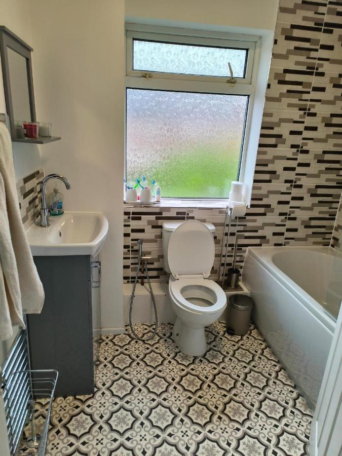 Modern Fully Furnished 3 Bedroom House Manchester
