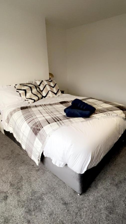 Elegant Ellesmere, Comfortable, Budget, Friendly Manchester
