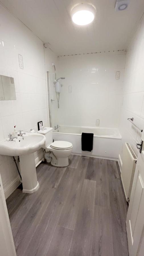 Elegant Ellesmere, Comfortable, Budget, Friendly Manchester