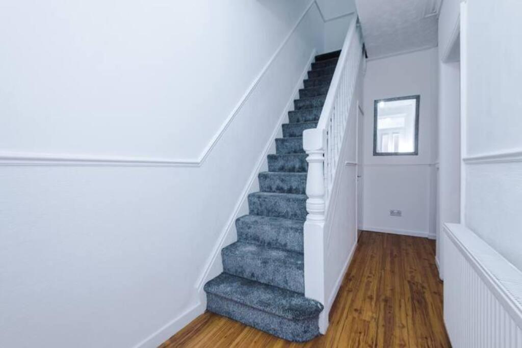 Spacious 4-bed House Holiday home Manchester