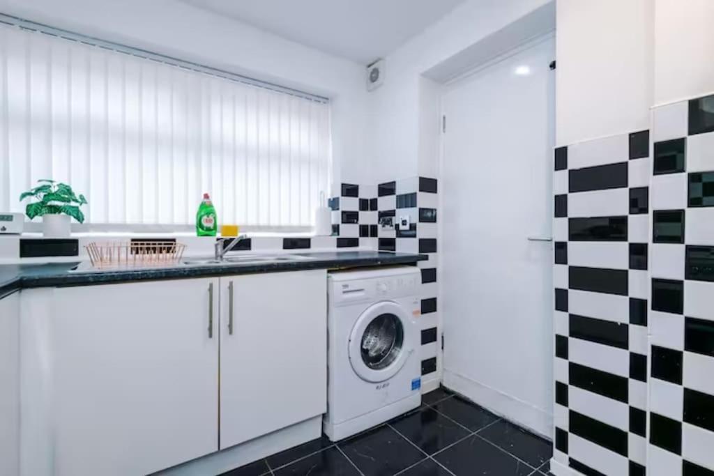 Spacious 4-bed House * Manchester