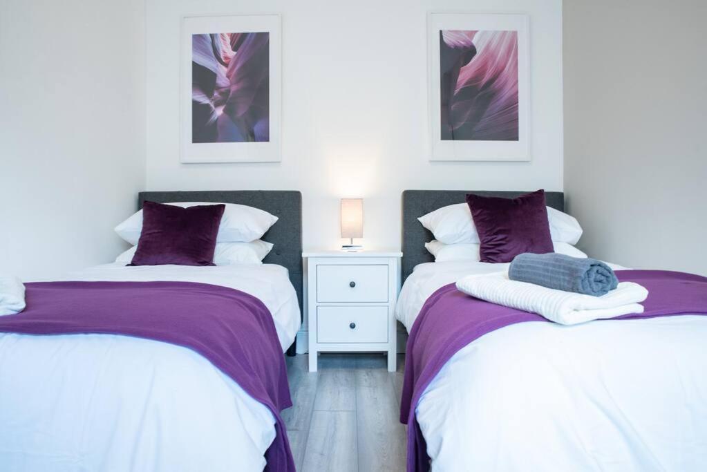 8 Bed, Comfortably Sleeps 10, 3 Bath House, 5 Mins Centre Holiday home