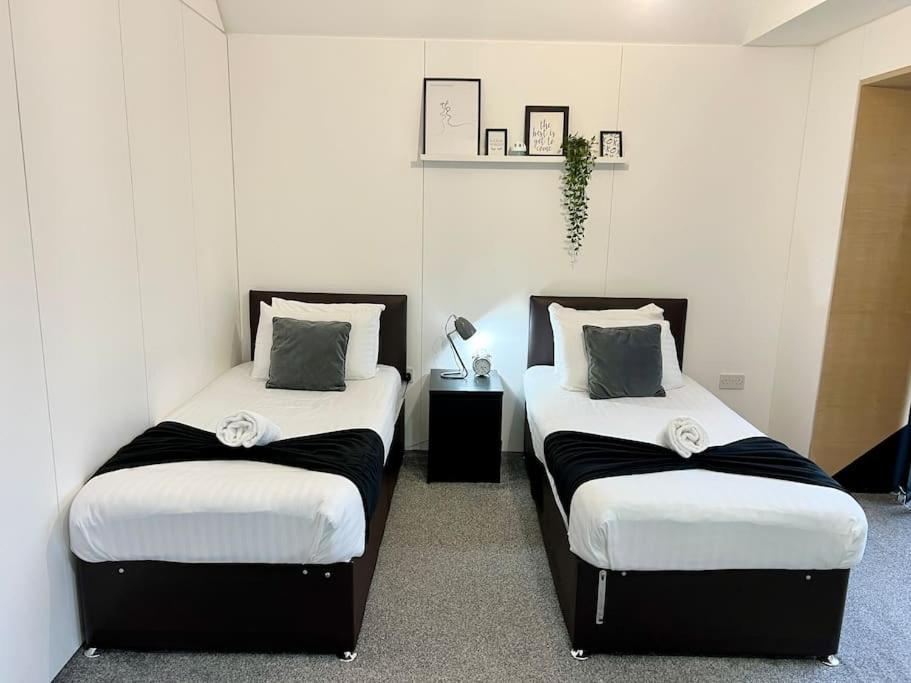 Large Townhouse 5 Beds With Two Parking Spaces - Centre * Manchester