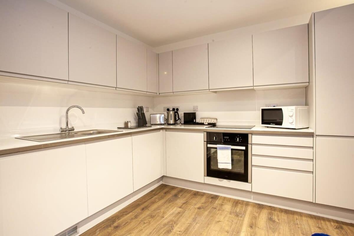 Lovely 1 Bed In Converted Printing Press Apartment *