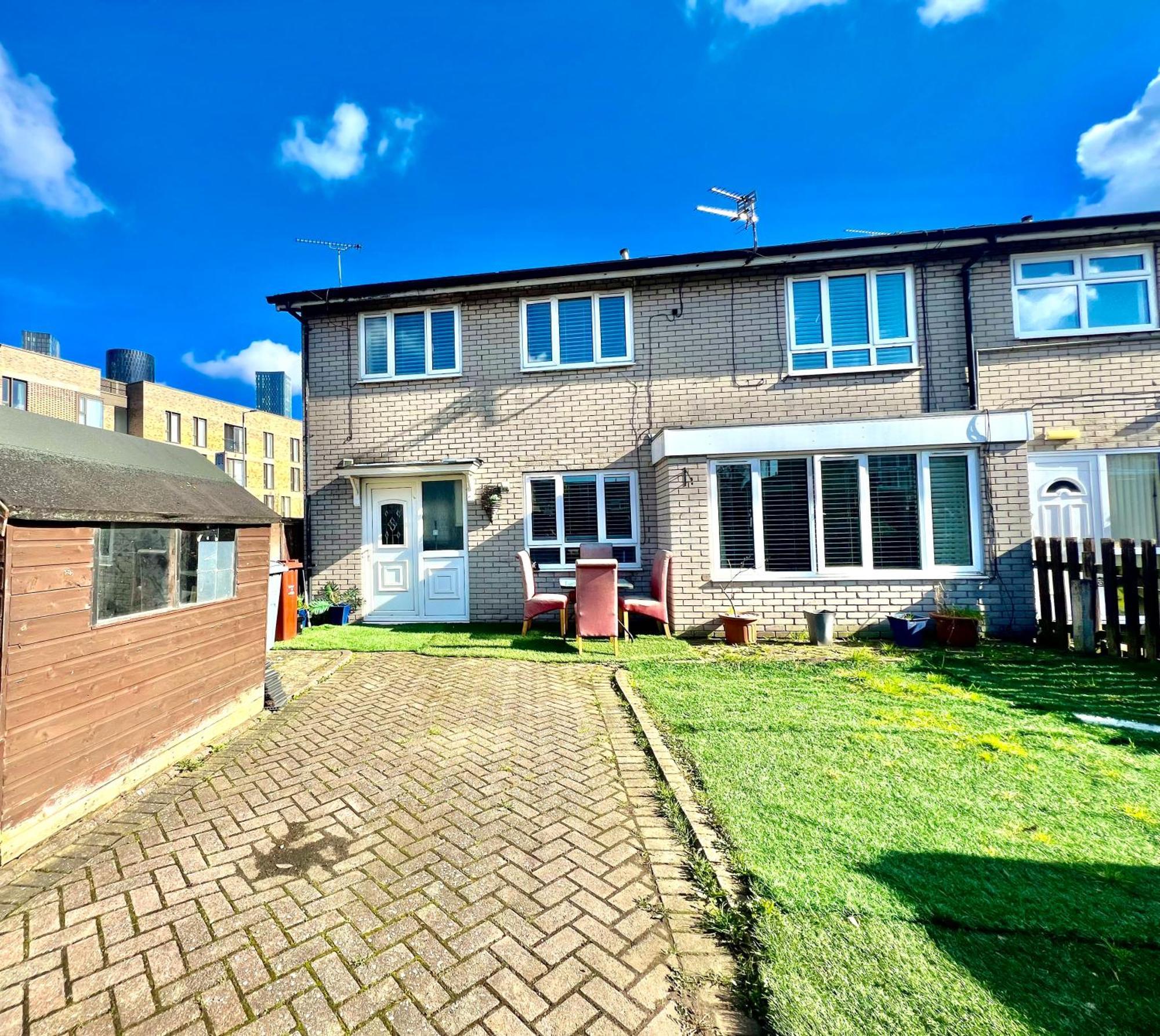 Entire 3 Bedroom House Near Centre + Free Parking Apartment *