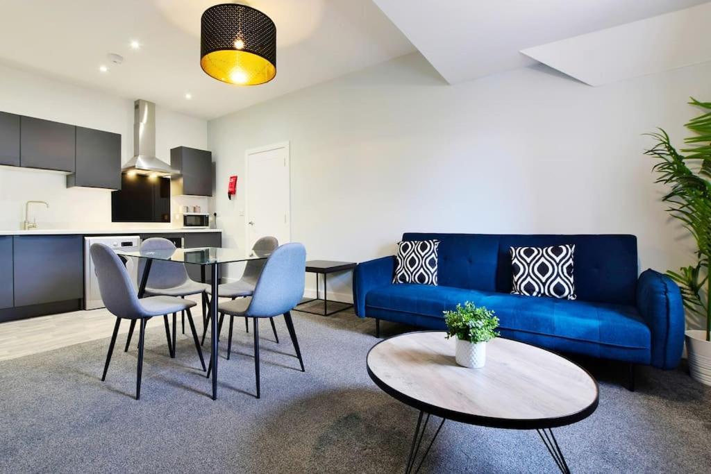 Free Parking - Modern 2-br Flat Close To Salford Royal Manchester