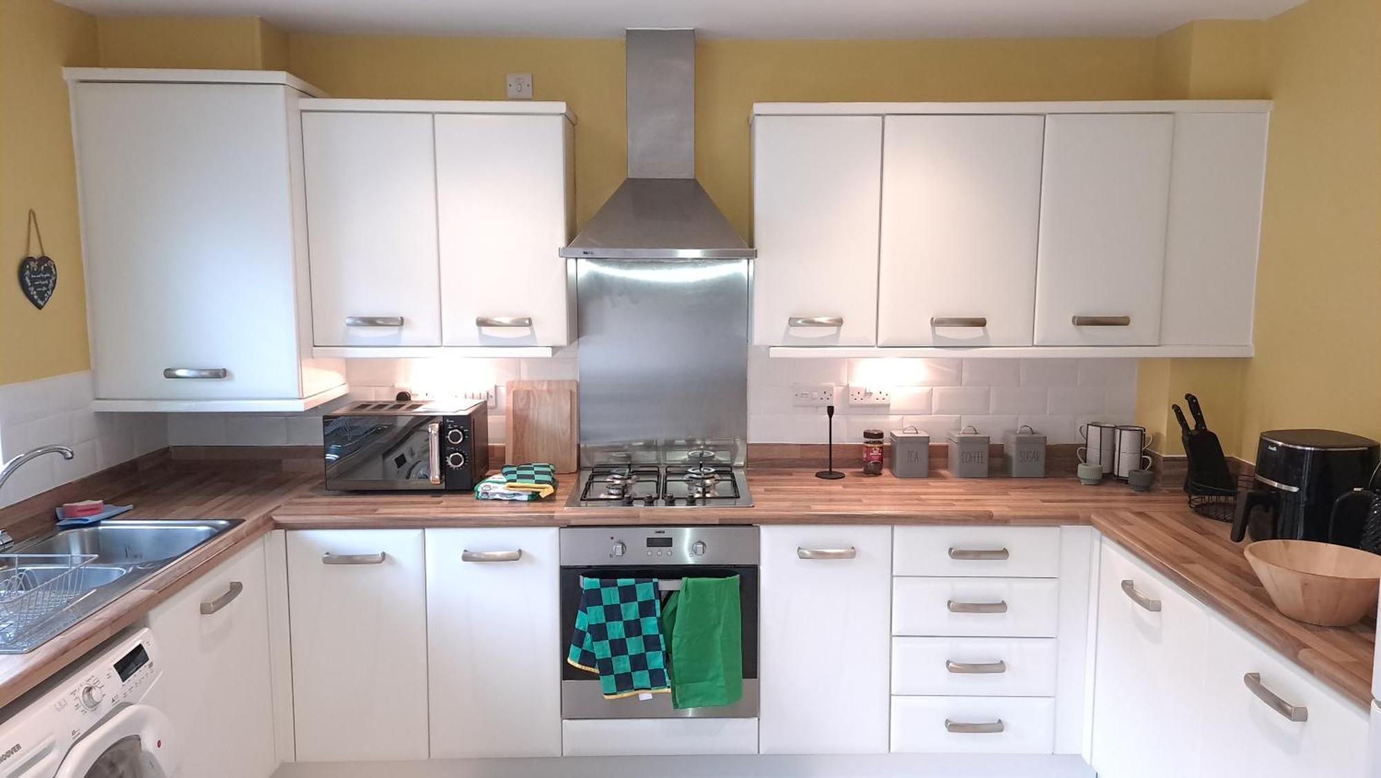 Tropical Sun Homes - Beautiful Spacious 3 Bed In A Serene Environment With Free Parking For 2 Cars *