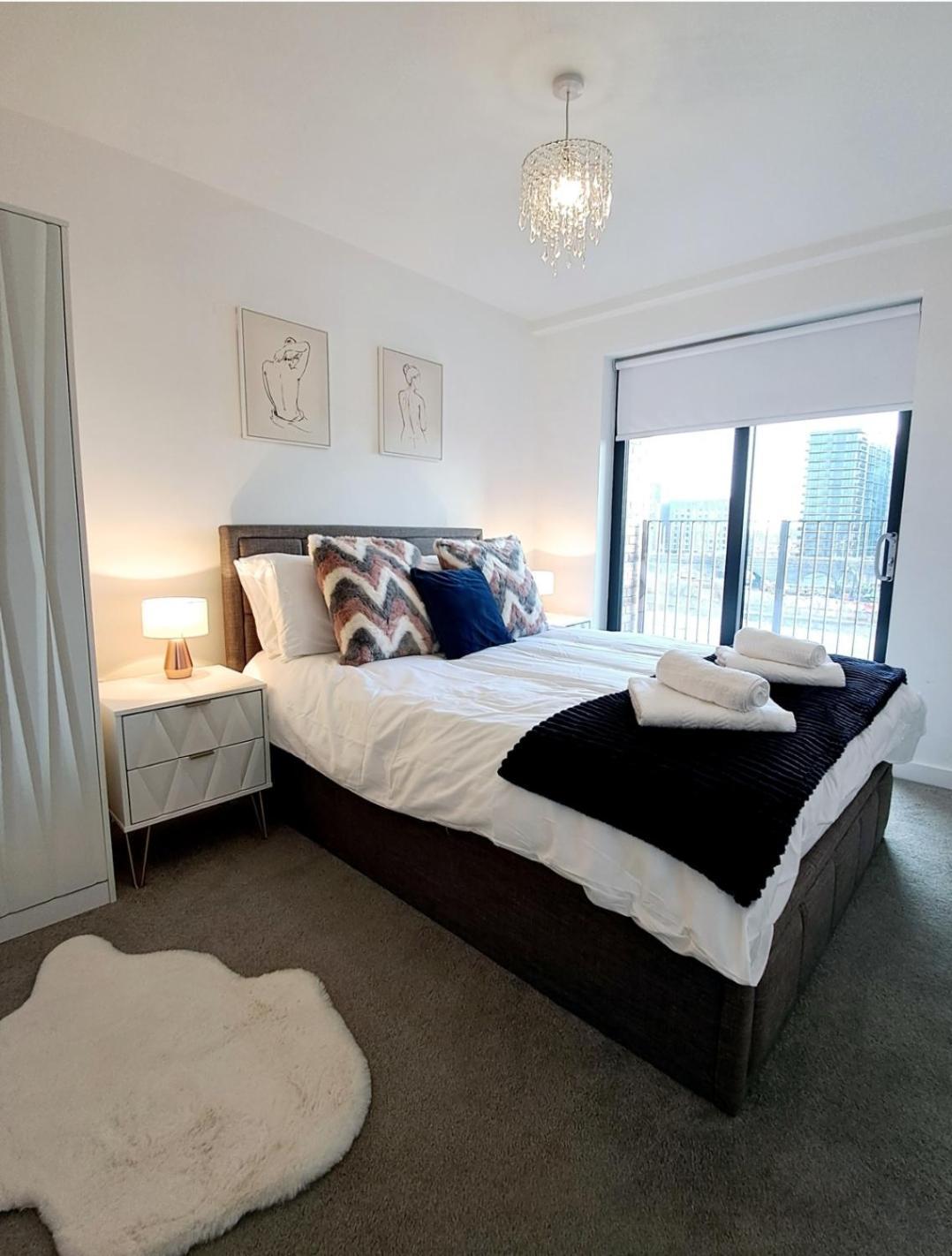 Apartment Balcony, Waterfront, En-suite, Roof Terrace, Yogo Exercise Studio, City Views Salford