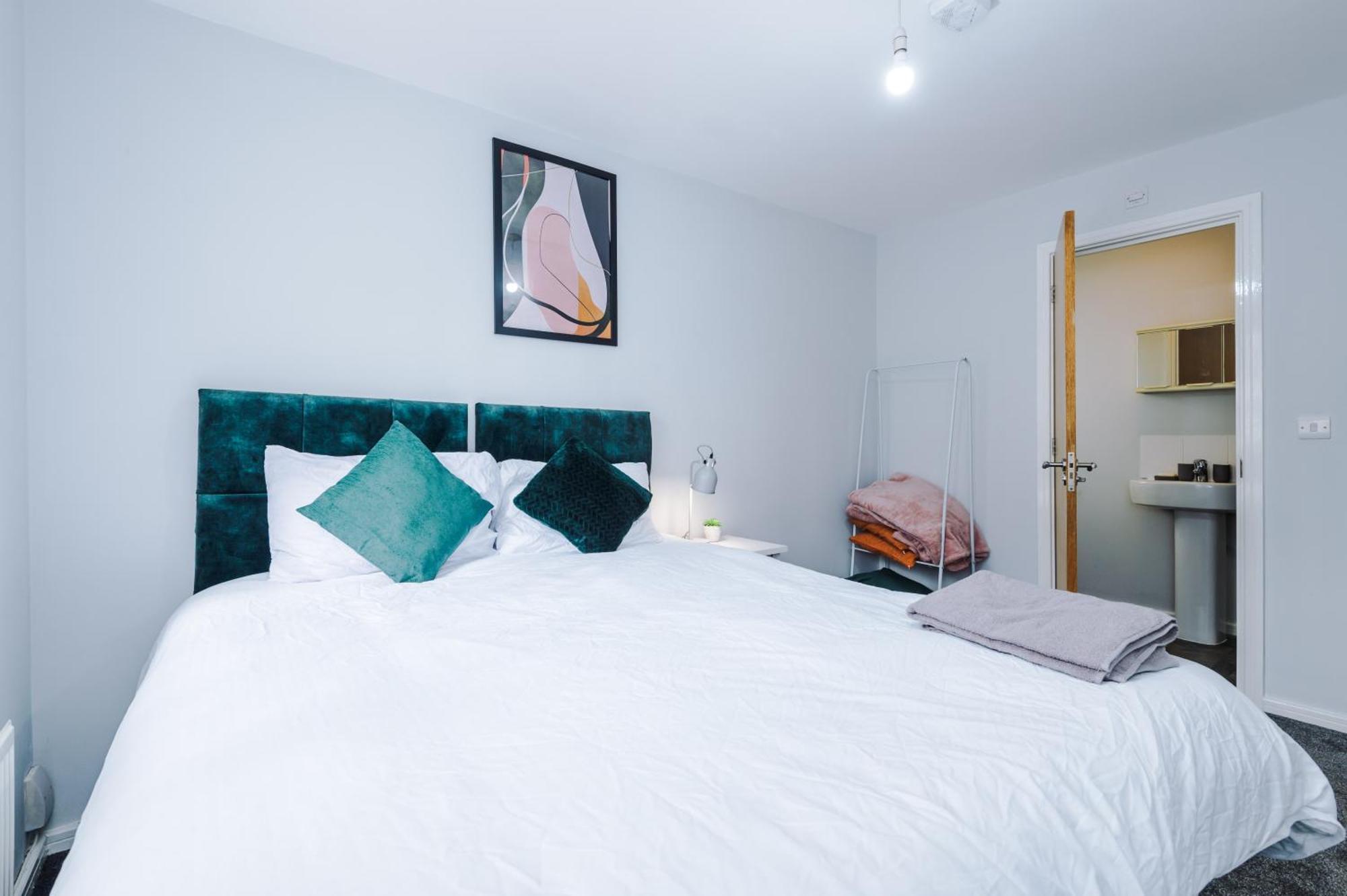Stylish 4bed Home, Sleeps 7, Free Parking, Wi-fi, Balcony, Smart Tvs, Great Transport Links, Long Term Disc * Manchester