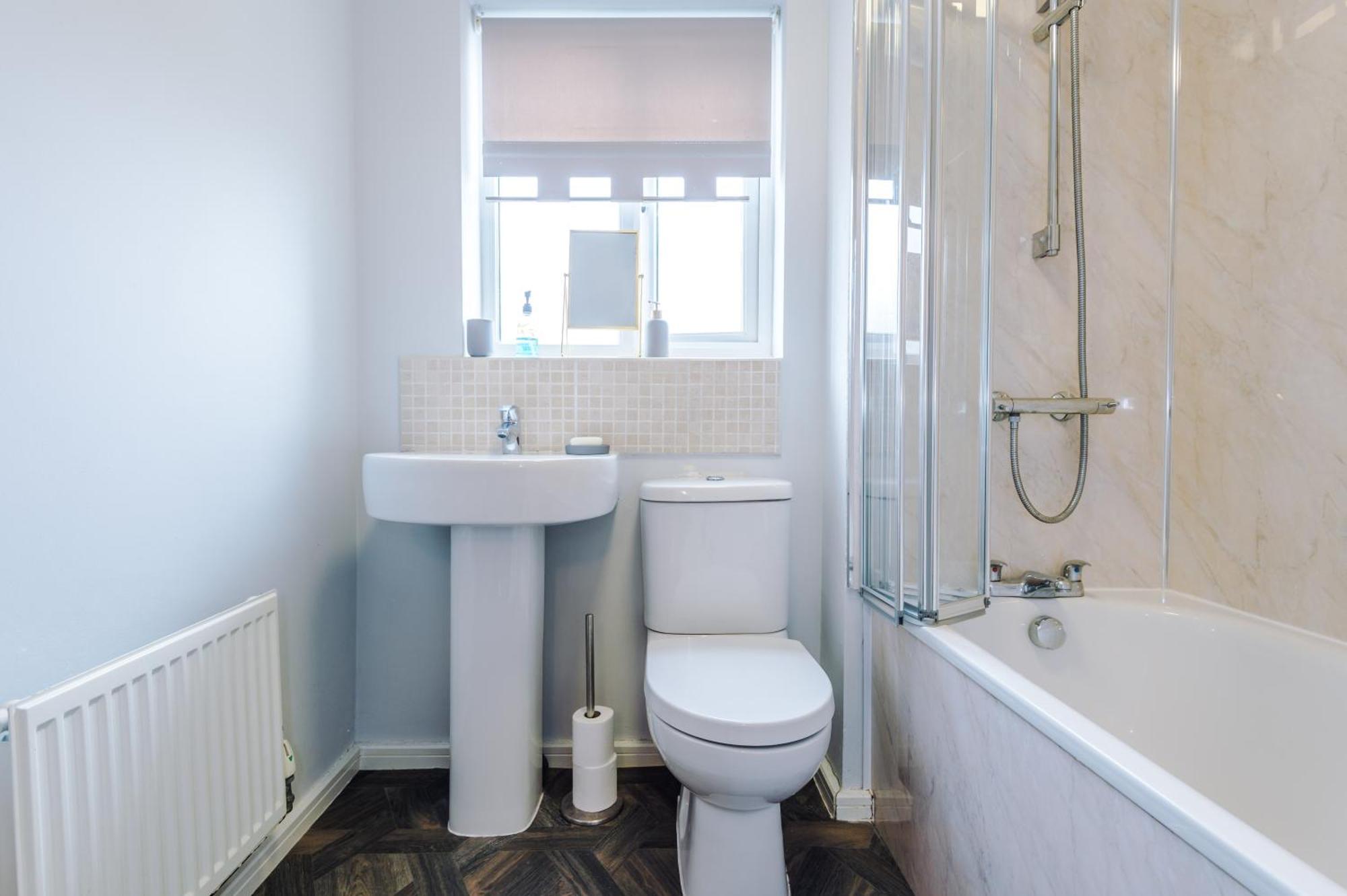 Stylish 4bed Home, Sleeps 7, Free Parking, Wi-fi, Balcony, Smart Tvs, Great Transport Links, Long Term Disc Manchester