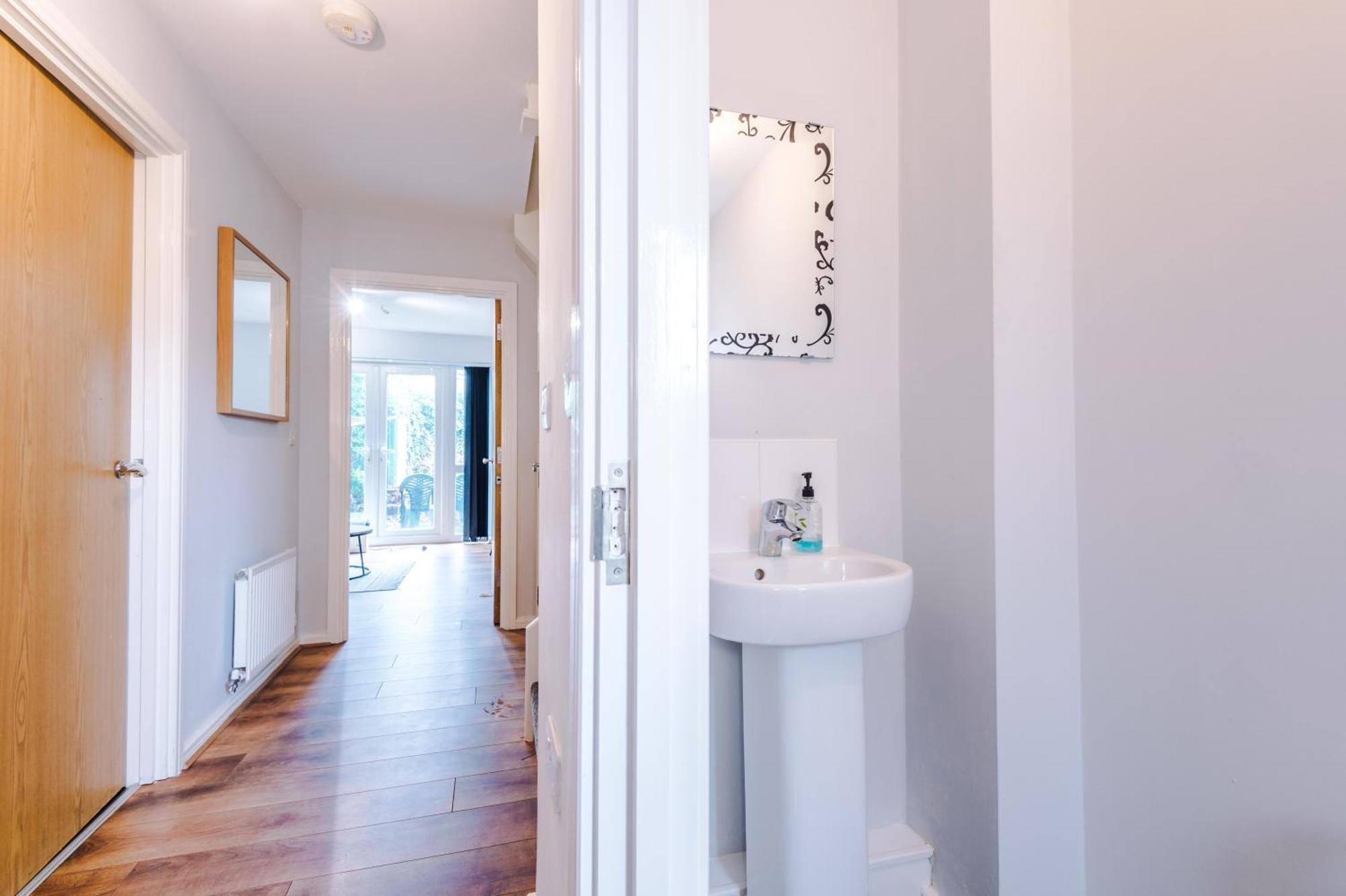 Stylish 4bed Home, Sleeps 7, Free Parking, Wi-fi, Balcony, Smart Tvs, Great Transport Links, Long Term Disc Manchester
