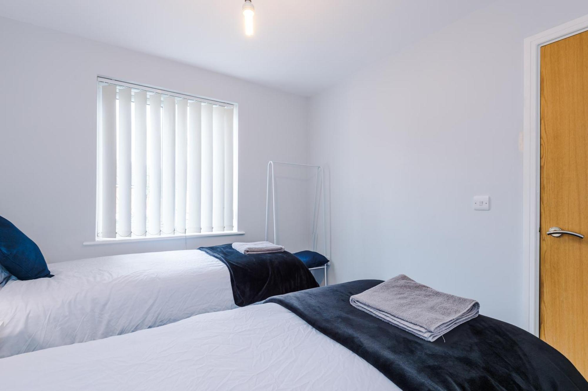 Apartment Stylish 4bed Home, Sleeps 7, Free Parking, Wi-fi, Balcony, Smart Tvs, Great Transport Links, Long Term Disc *