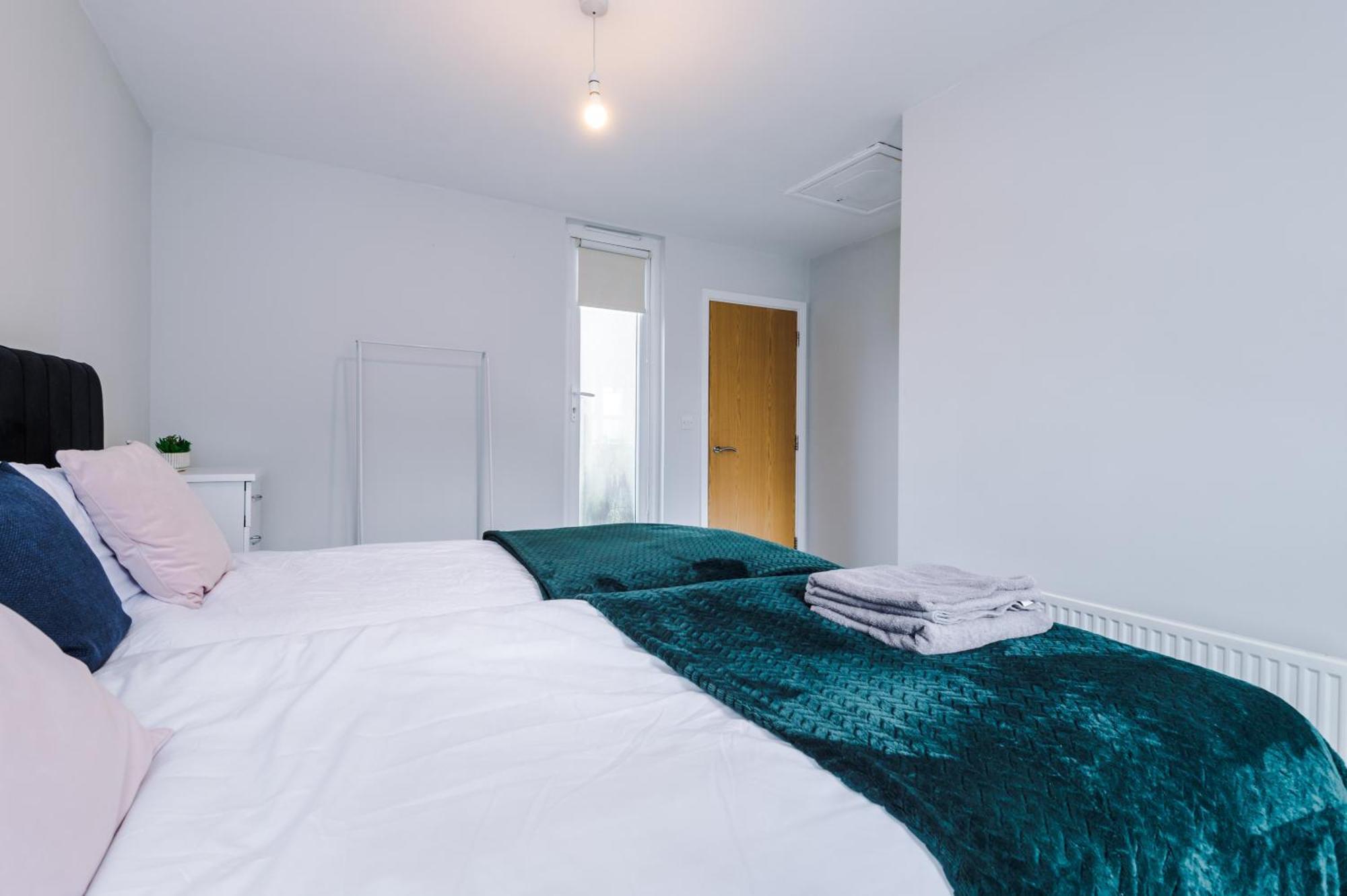 Stylish 4bed Home, Sleeps 7, Free Parking, Wi-fi, Balcony, Smart Tvs, Great Transport Links, Long Term Disc Apartment