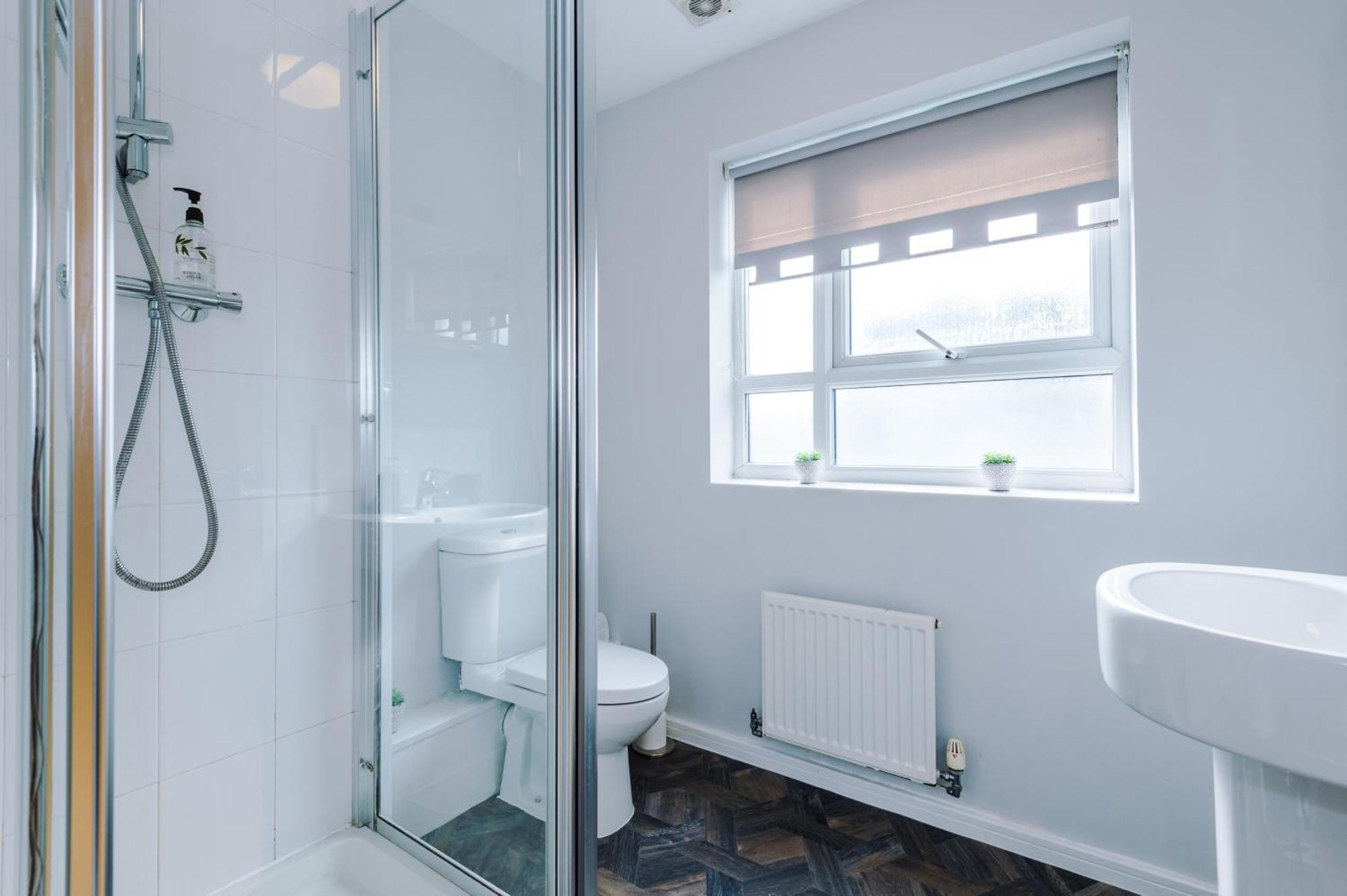 Stylish 4bed Home, Sleeps 7, Free Parking, Wi-fi, Balcony, Smart Tvs, Great Transport Links, Long Term Disc Manchester