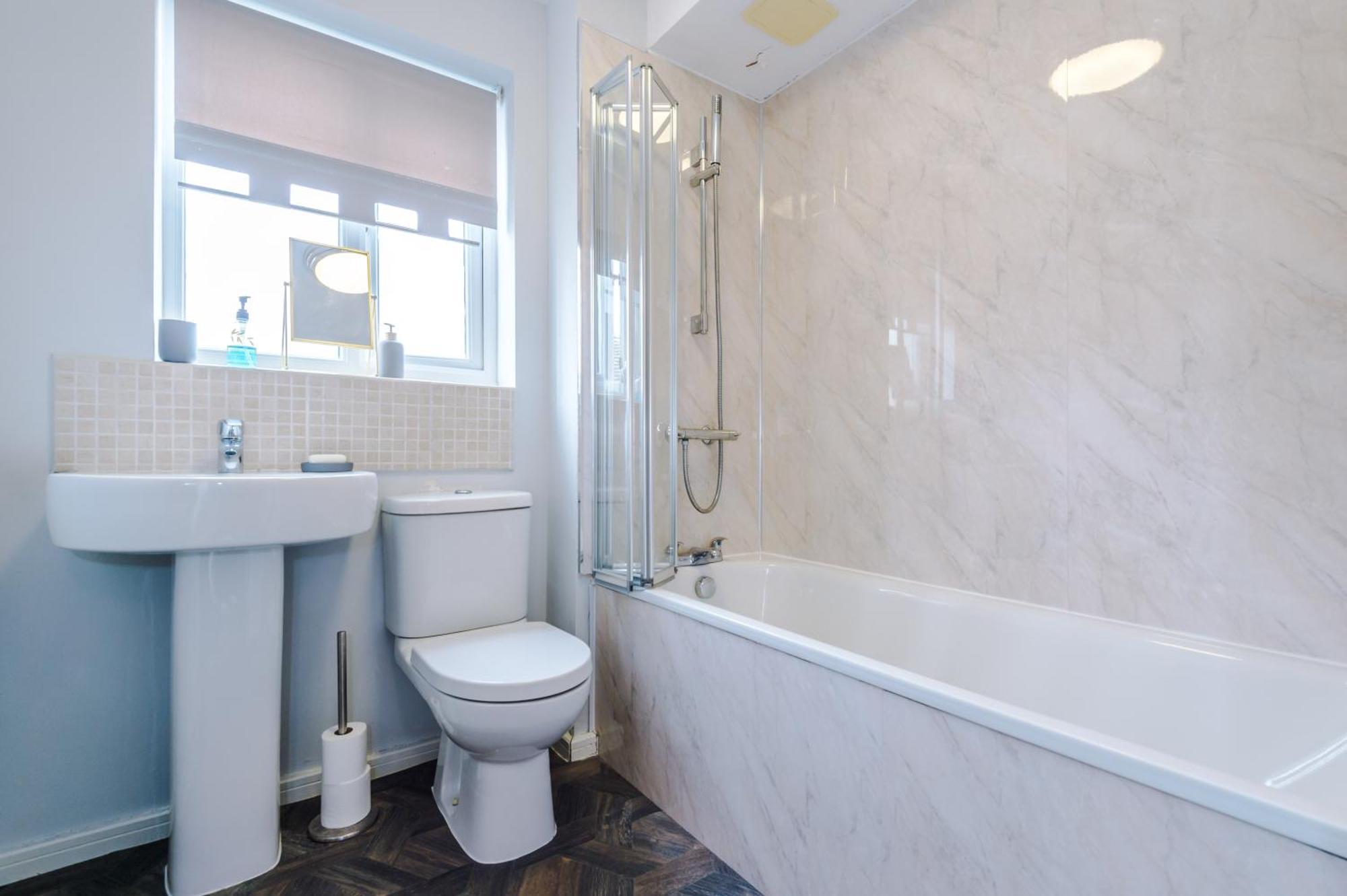 Stylish 4bed Home, Sleeps 7, Free Parking, Wi-fi, Balcony, Smart Tvs, Great Transport Links, Long Term Disc Apartment *