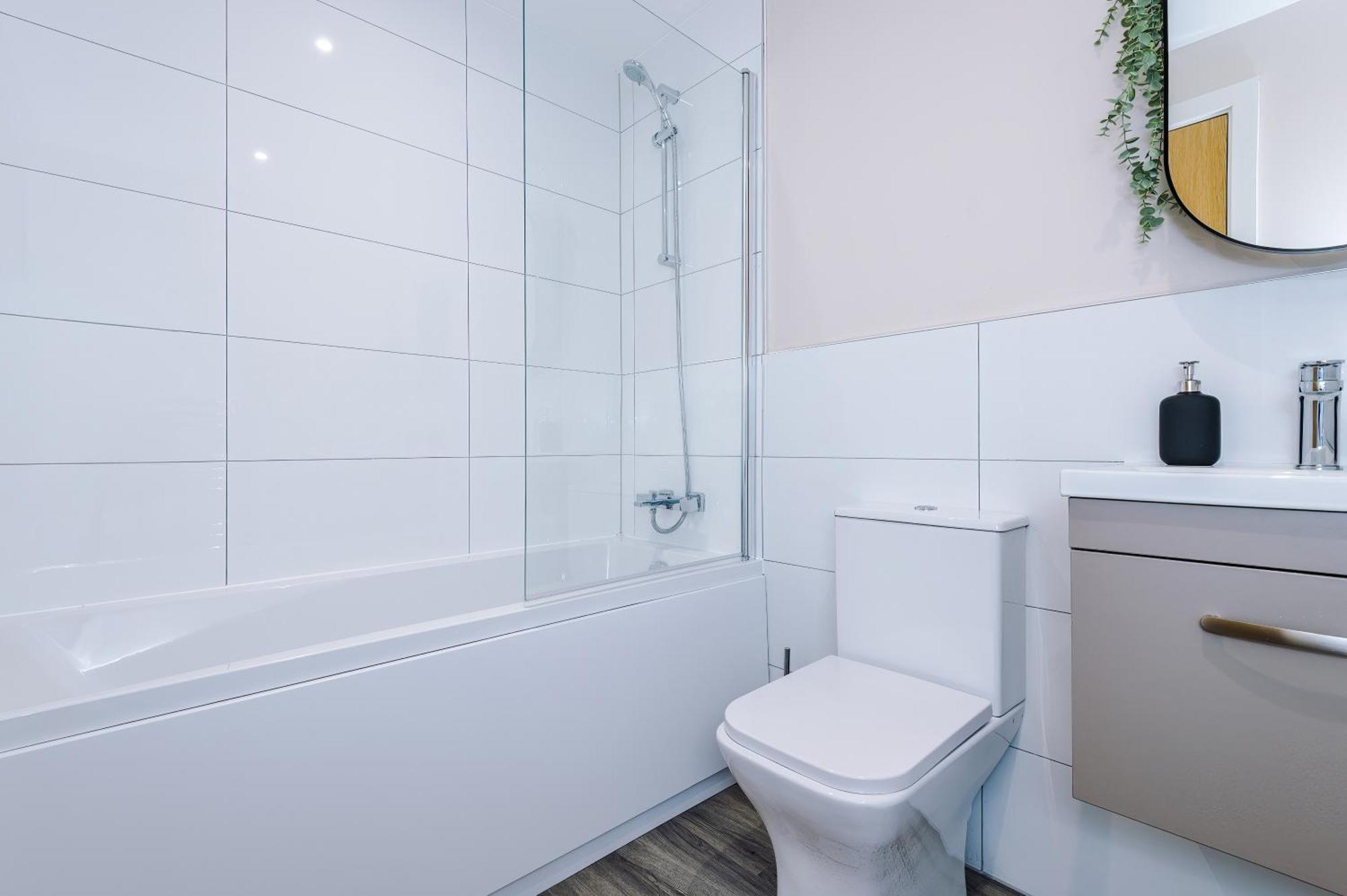 Deluxe New Build 2 Bedroom 2 Bathroom - Free Secure Parking *