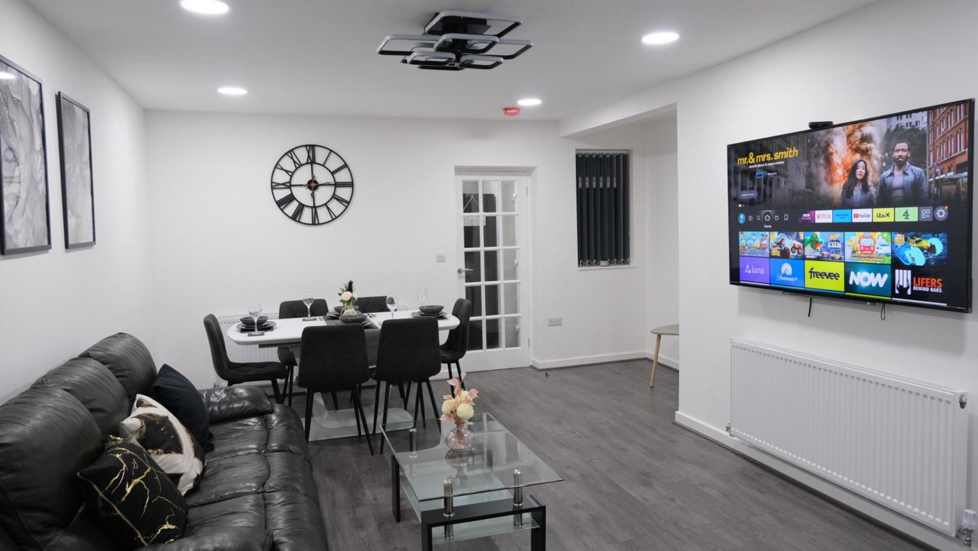 Holiday home Etihcity - 3 Bedroom Semi - Free Parking Near Etihad Stadium, Tourist Attractions, Centre, Transport And Motorway Links Next To Mcdonald's - Sky N Netflix Manchester