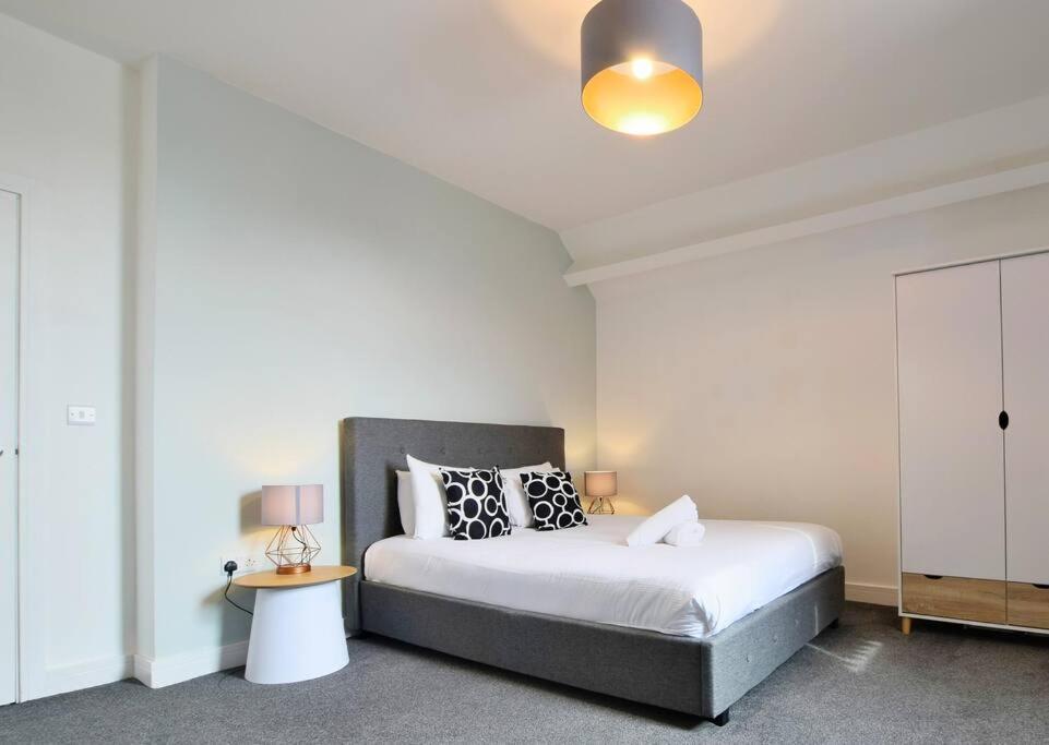 Free Parking - Modern 2-br Flat Close To Salford Royal Apartment *
