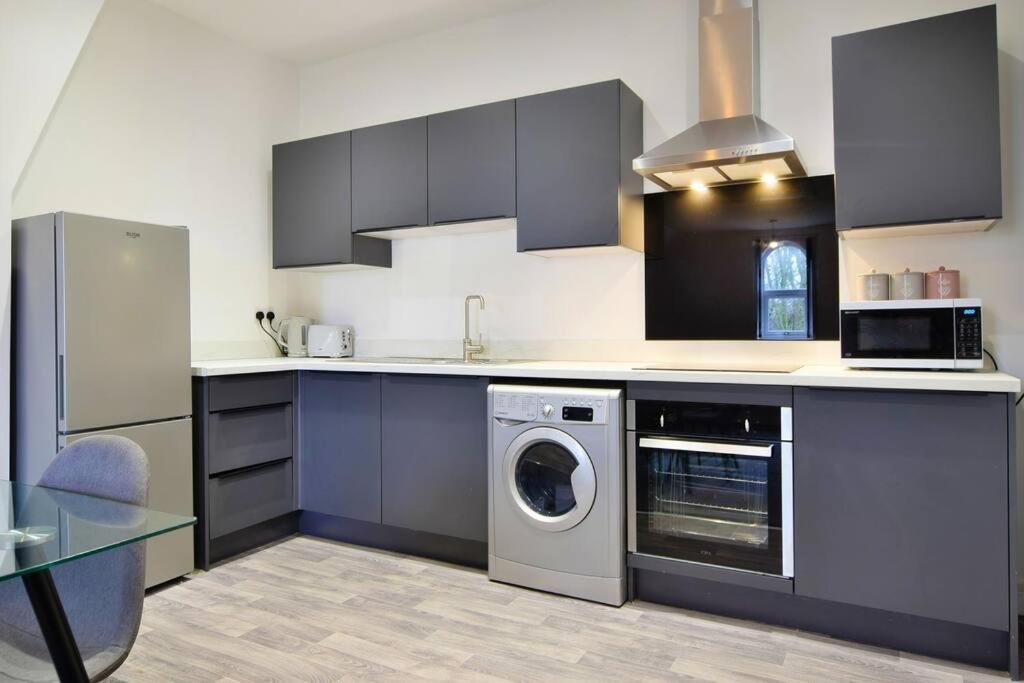 Apartment Free Parking - Modern 2-br Flat Close To Salford Royal