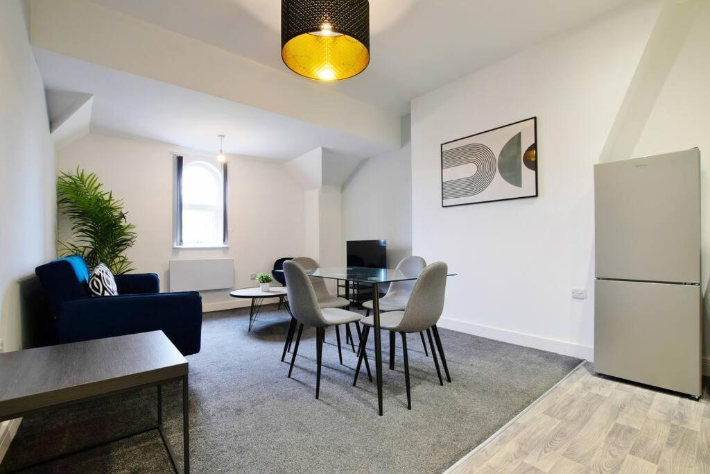 Free Parking - Modern 2-br Flat Close To Salford Royal Manchester