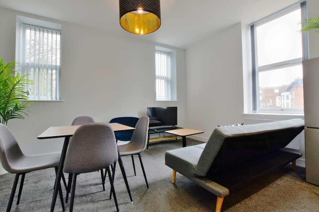 Free Parking - Charming 2-br Flat Near Salford Royal * Manchester