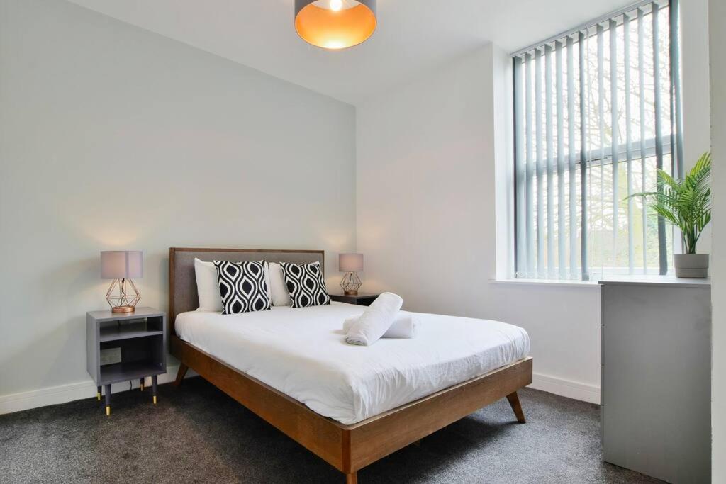 Apartment Free Parking - Charming 2-br Flat Near Salford Royal