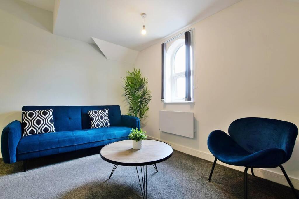 Free Parking - Modern 2-br Flat Close To Salford Royal Apartment *