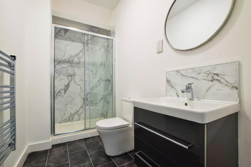 Free Parking - Modern 2-br Flat Close To Salford Royal Apartment *