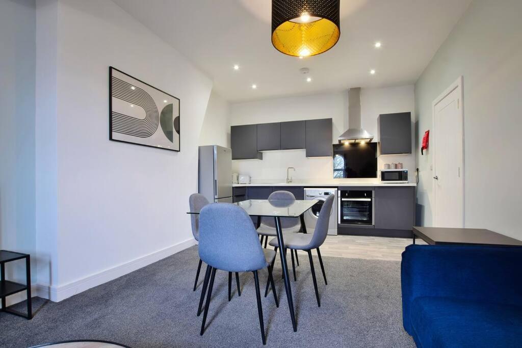 Apartment Free Parking - Modern 2-br Flat Close To Salford Royal