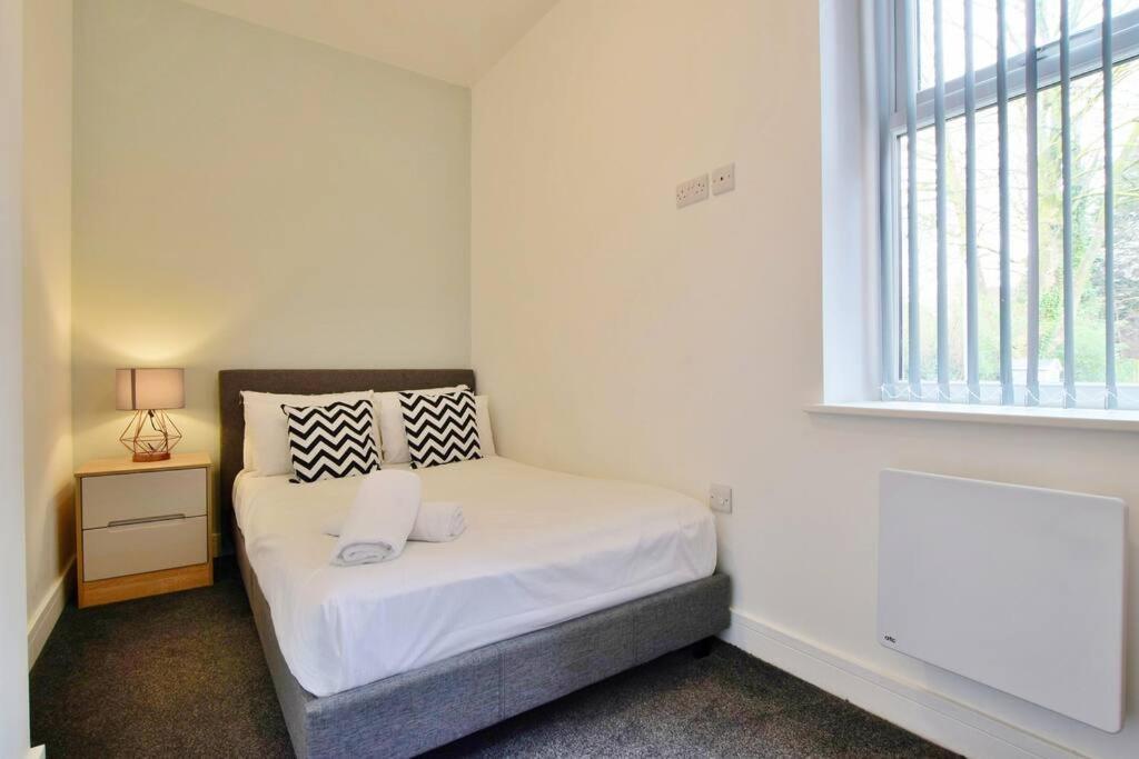 Free Parking - Spacious 2-br Close To Salford Royal * Manchester
