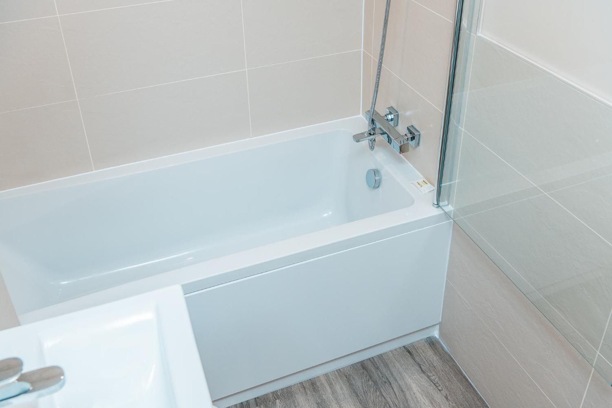 Entire 2 Bedroom And 2 Bathroom In -free Underground Parking Apartment *
