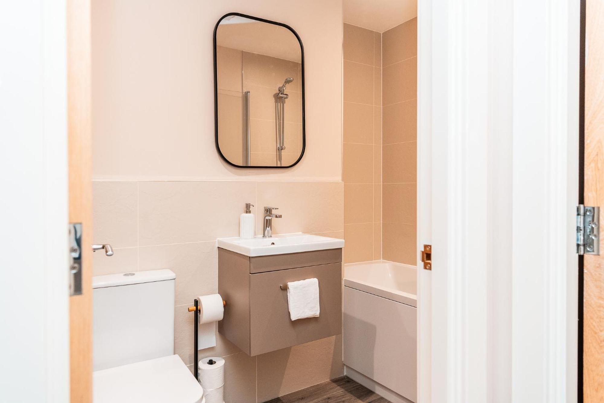 Entire 2 Bedroom And 2 Bathroom In -free Underground Parking *