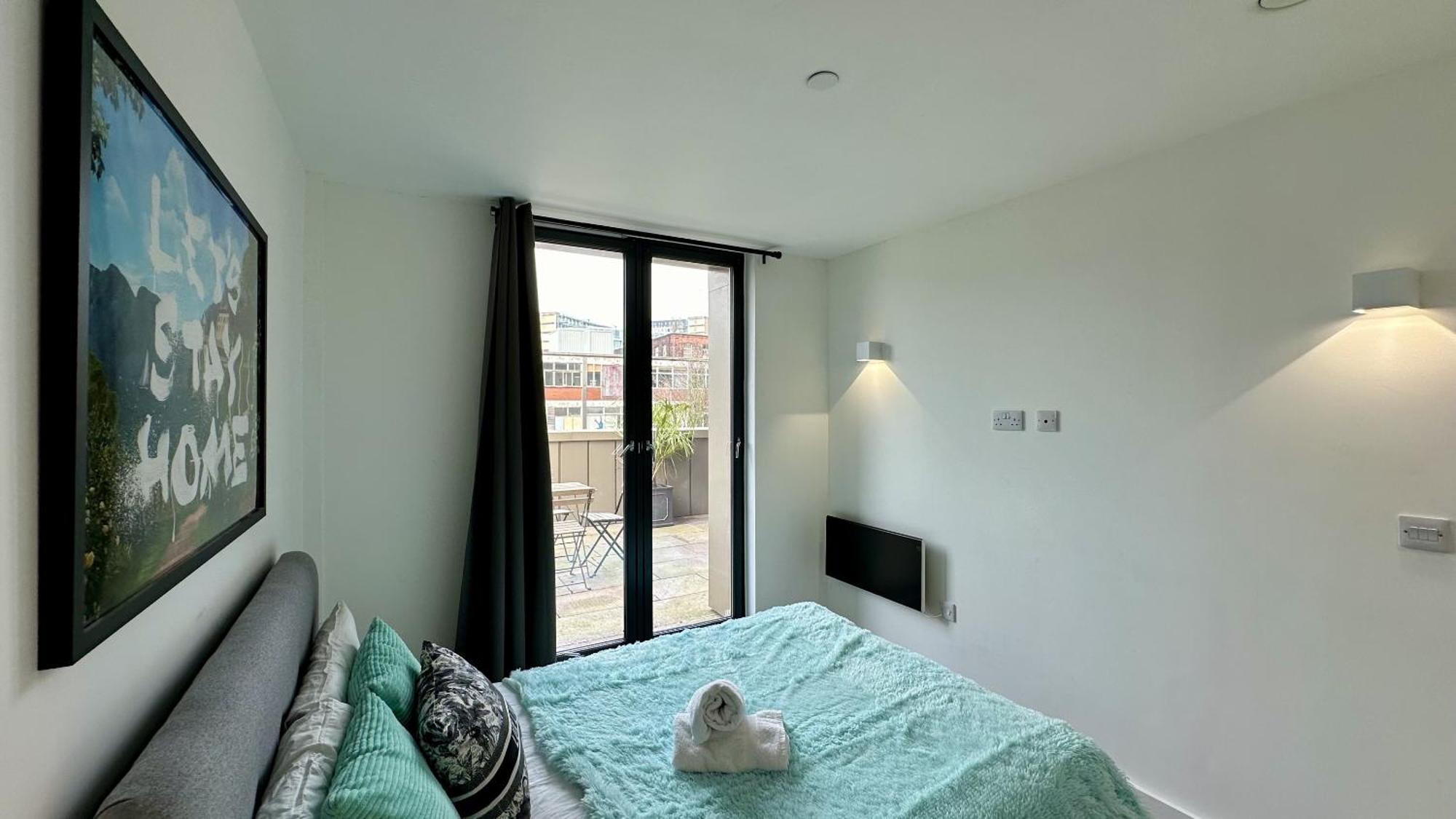 Lux Livin' - Luxury 2 Bed With Sky Garden Apartment