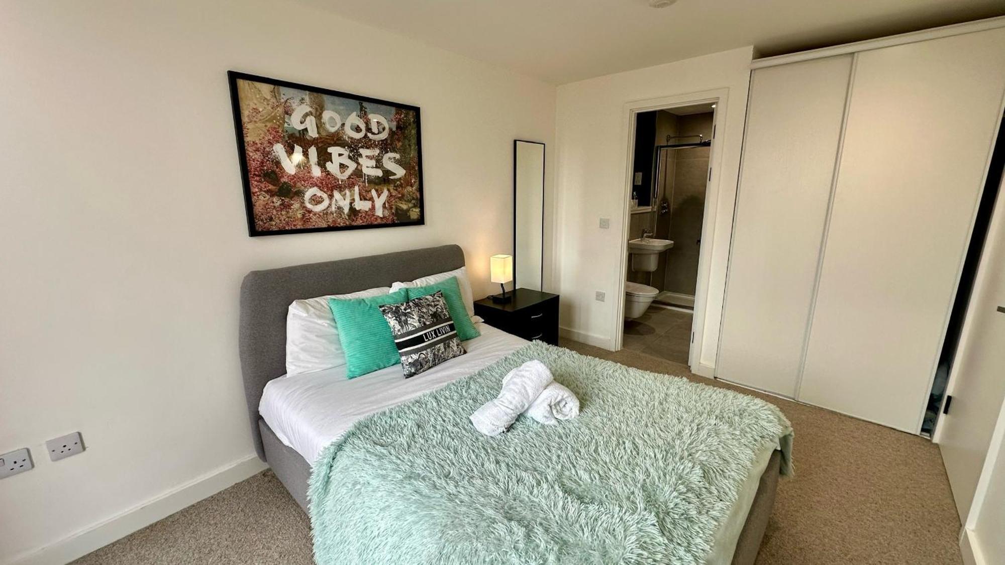 Lux Livin' - Luxury 2 Bed With Sky Garden Apartment
