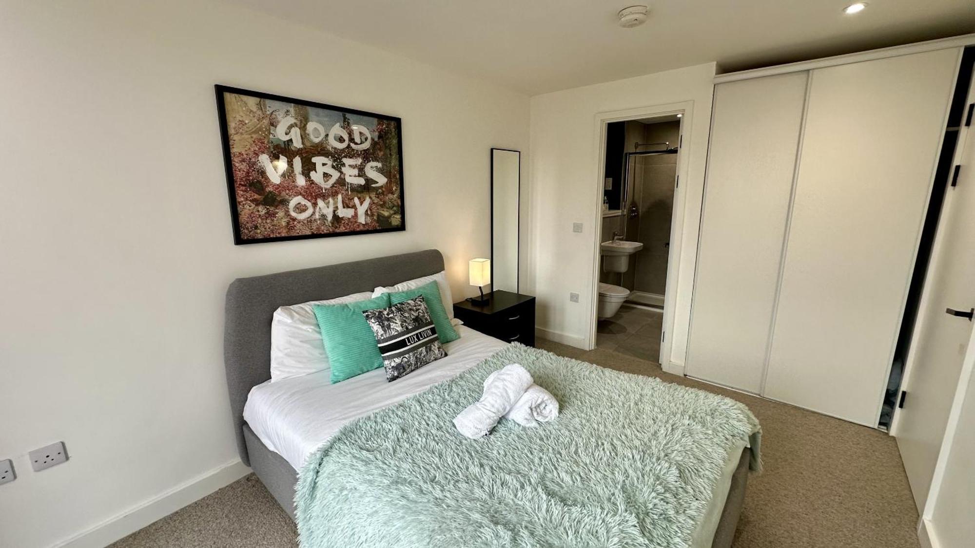 Lux Livin' - Luxury 2 Bed With Sky Garden Apartment *