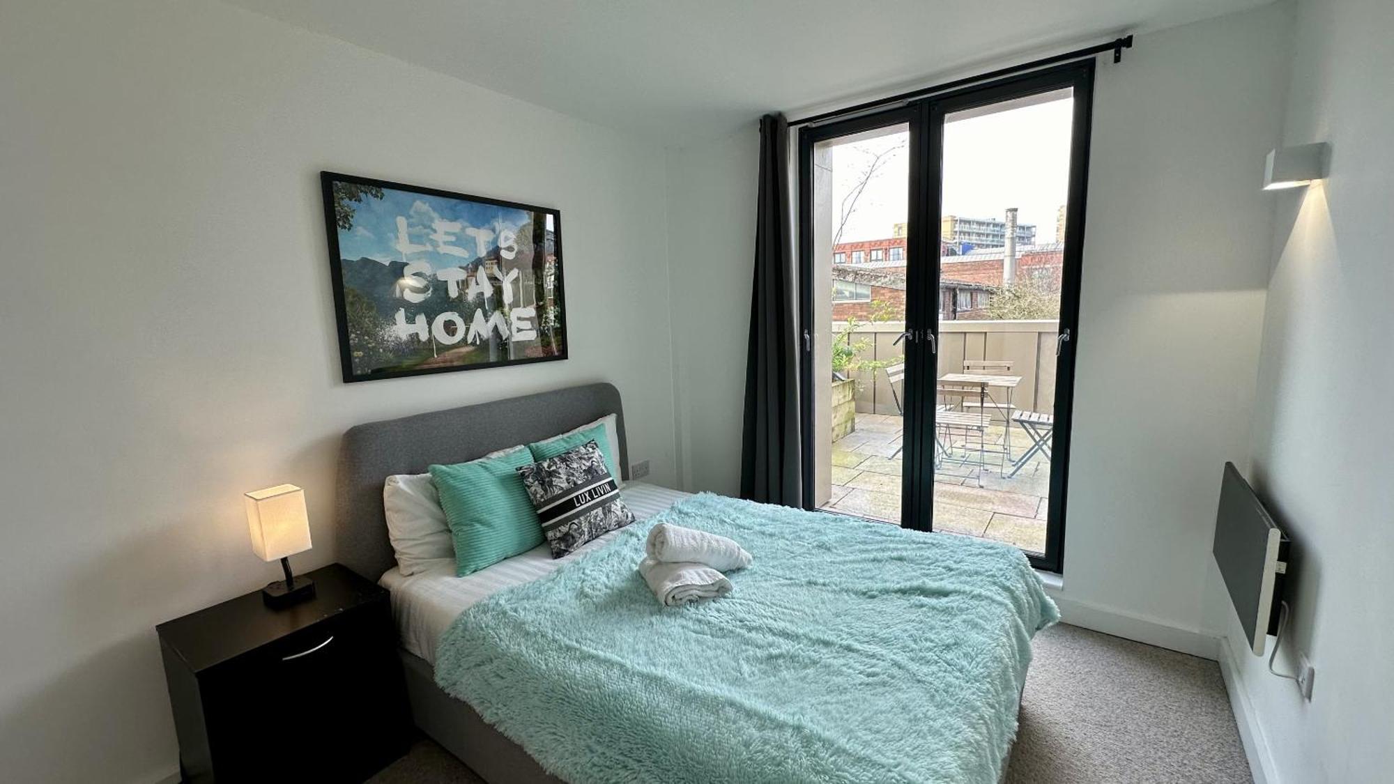 Lux Livin' - Luxury 2 Bed With Sky Garden Apartment *