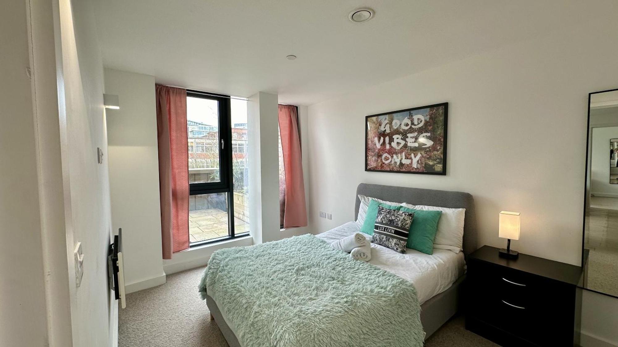Lux Livin' - Luxury 2 Bed With Sky Garden Apartment *