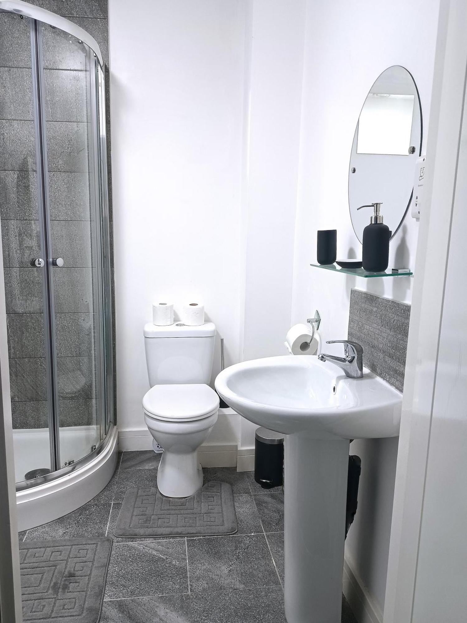 Bright And Stylish - 2 Bedroom - Free Parking, Transit Links, Close To Stadiums