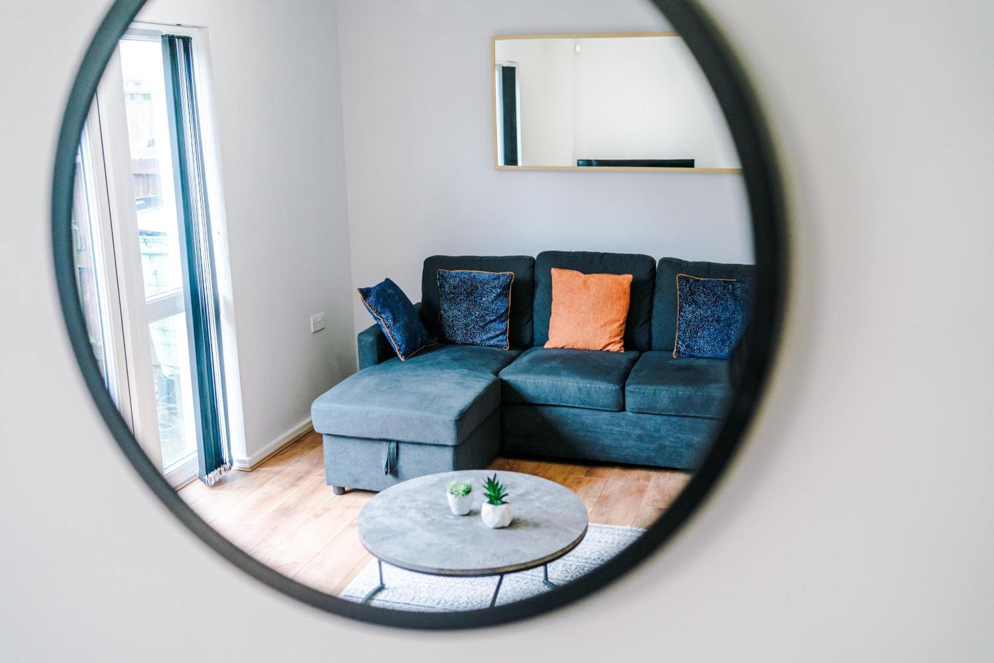 Stylish 4bed Home, Sleeps 7, Free Parking, Wi-fi, Balcony, Smart Tvs, Great Transport Links, Long Term Disc Manchester