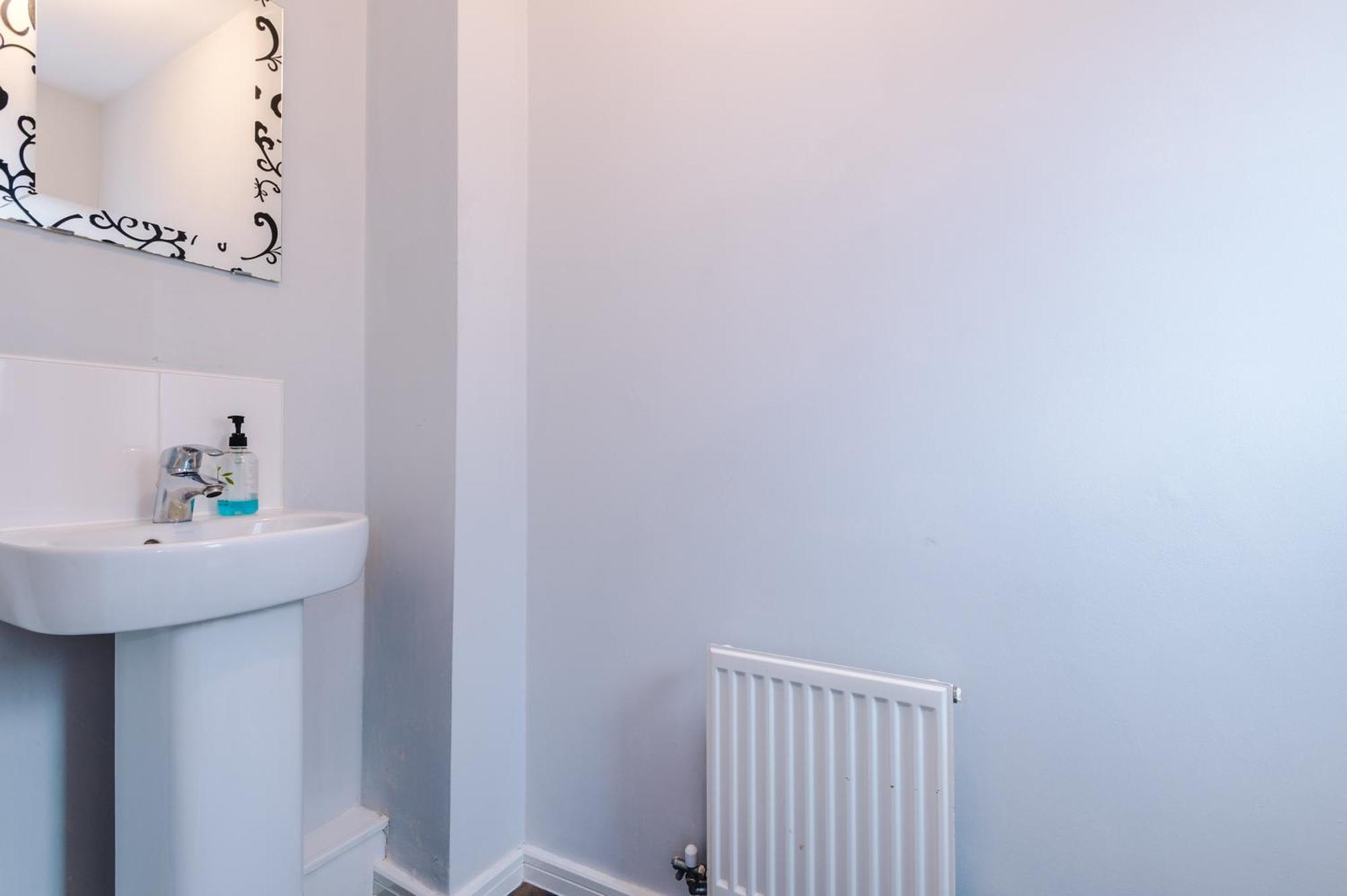 Stylish 4bed Home, Sleeps 7, Free Parking, Wi-fi, Balcony, Smart Tvs, Great Transport Links, Long Term Disc Manchester