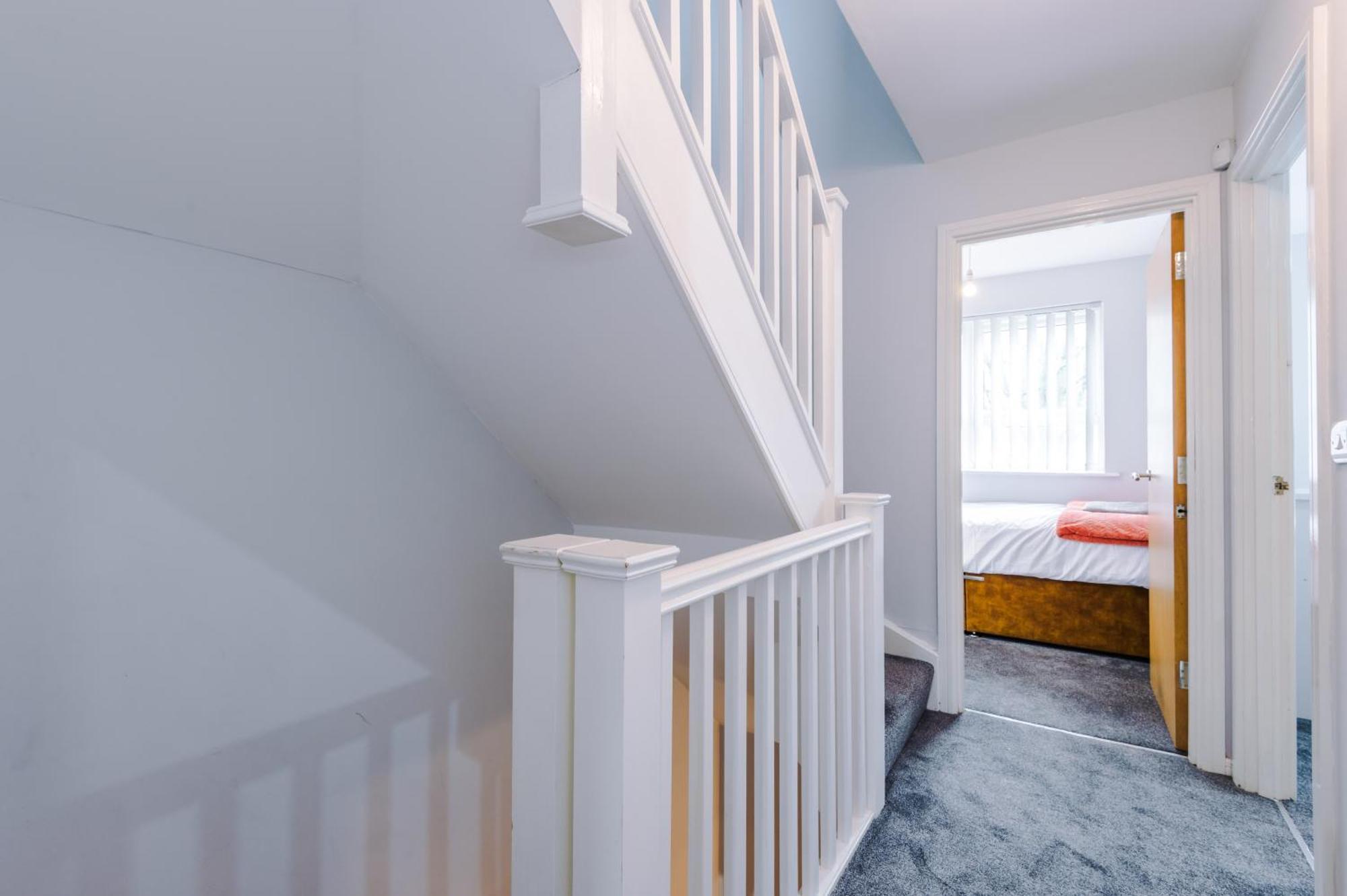 Stylish 4bed Home, Sleeps 7, Free Parking, Wi-fi, Balcony, Smart Tvs, Great Transport Links, Long Term Disc Apartment
