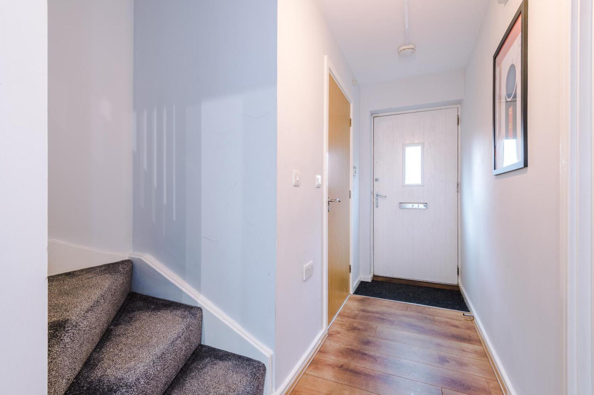 Stylish 4bed Home, Sleeps 7, Free Parking, Wi-fi, Balcony, Smart Tvs, Great Transport Links, Long Term Disc