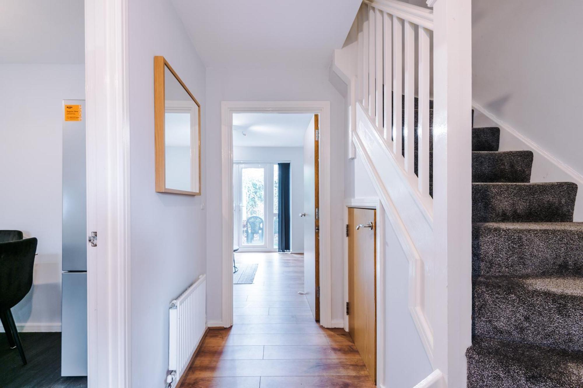 Stylish 4bed Home, Sleeps 7, Free Parking, Wi-fi, Balcony, Smart Tvs, Great Transport Links, Long Term Disc